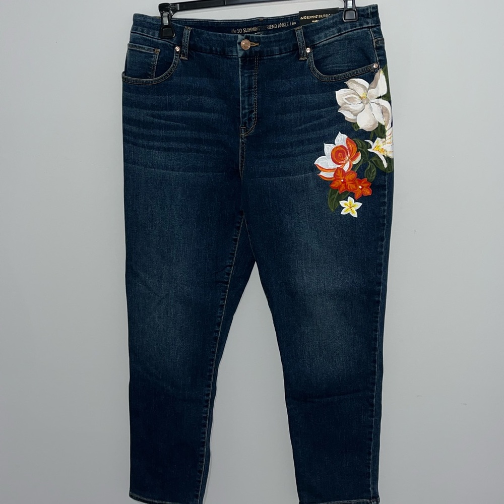 Chico's Navy Floral Embroidered Cropped Jeans - EUC - Picture 3 of 9